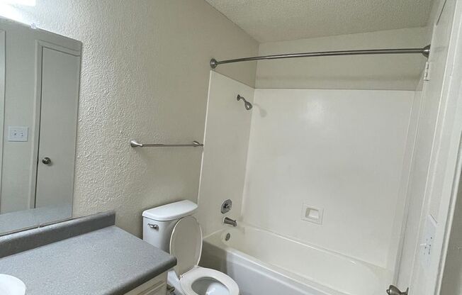 2 beds, 1 bath, 993 sqft, $1,595, Unit 13-18