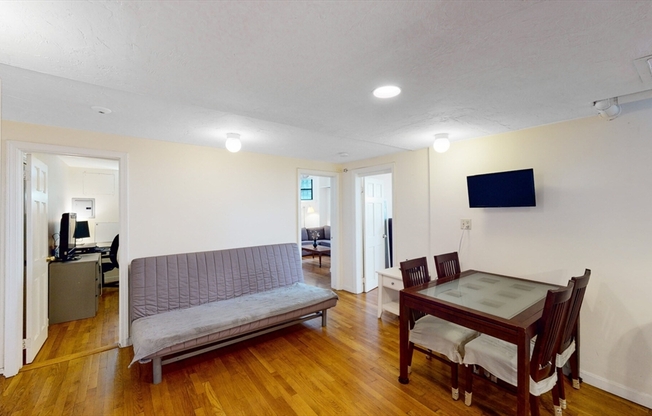 2 beds, 1 bath, 815 sqft, $3,495, Unit 32