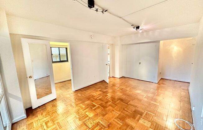 Foggy Bottom Spacious Studio w/Solarium Close to GWU, World Bank, GW Hospital