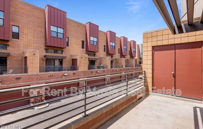 330 S Farmer Ave