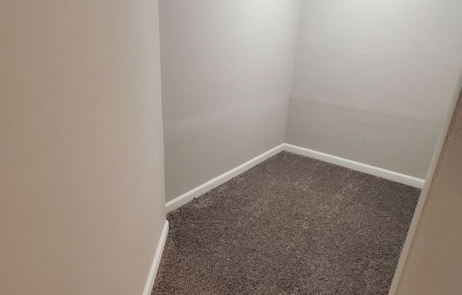 2 beds, 1.5 baths, 924 sqft, $1,850, Unit 4-8A
