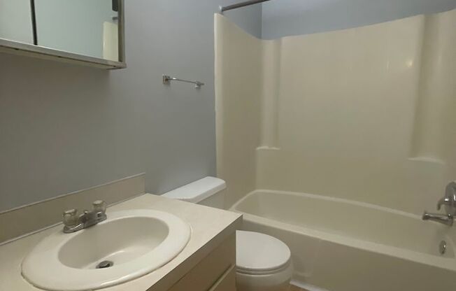 2 beds, 1 bath, $995, Unit Unit B