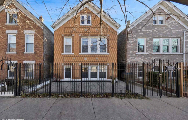2831 S LOUIS