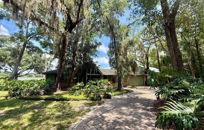BEAUTIFUL 4/2 POOL HOME ON LAKE IN APOPKA - IN BENT OAK ON HUGE LOT!