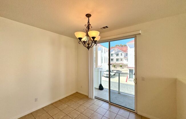 Beautiful 2B/2.5BA Townhouse in Oceanside w/ Washer/Dryer, Attached Garage, and AC!