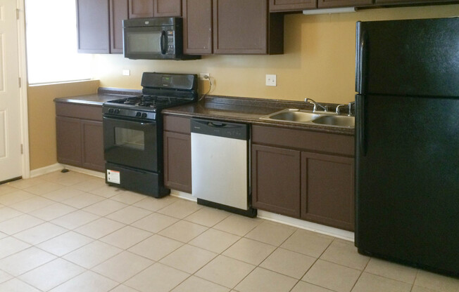 3 beds, 1 bath, $1,200, Unit 7800 #3N