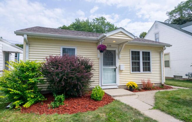 Beautiful 2Bedroom Single Family Ranch Home With Skylight