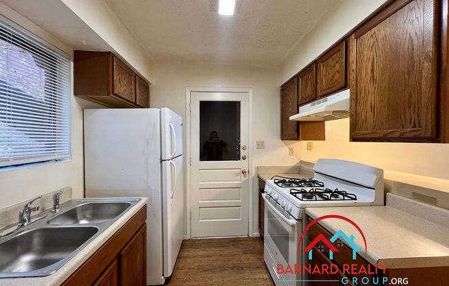 2 beds, 1 bath, $1,325