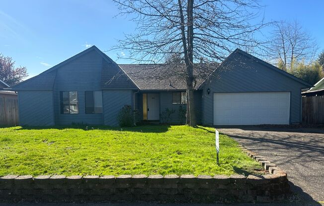 Beautiful 3 Bedroom, 2 bathroom House in Great Quiet Neighborhood.