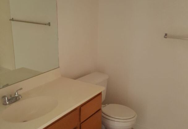 2 beds, 1 bath, $1,200, Unit Oxford Square