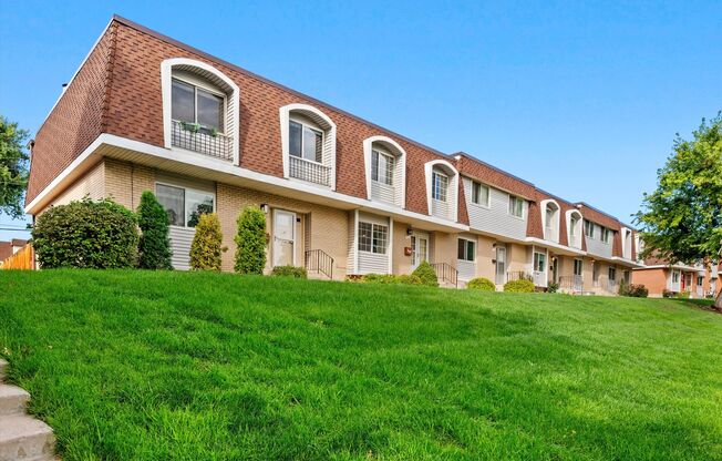 Spacious 4 Bedroom 3 Bath Townhouse in Lakewood!