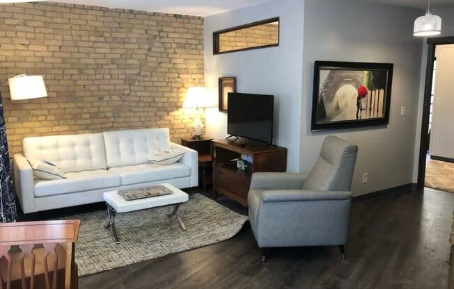 NEWLY RENOVATED APARTMENT IN HISTORIC ELLIOT PARK