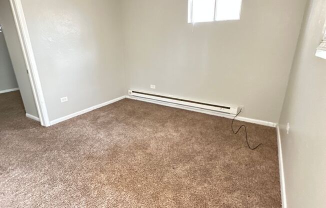 1 bedroom located in the heart of Lakewood! Enjoy your 1st month free!