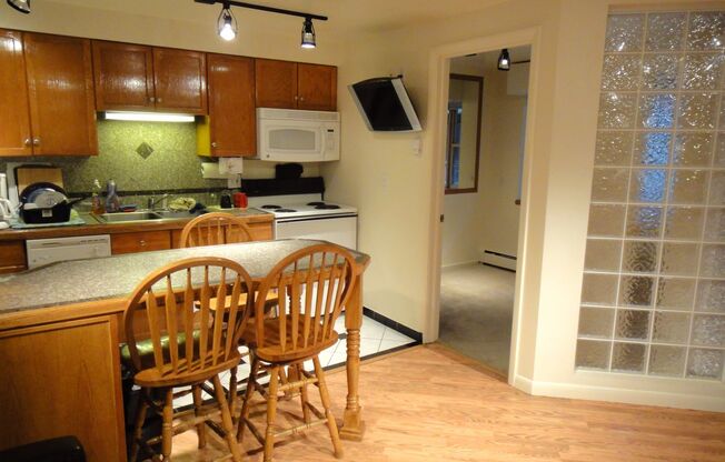 Studio, 1 bath, 400 sqft, $870, Unit 680-112 b