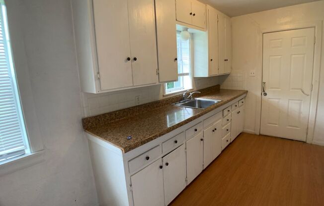 3 beds, 1 bath, $875