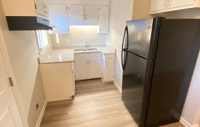 1 bed, 1 bath, 615 sqft, $1,050, Unit 811 Oakwood Villa