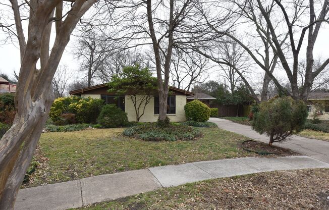 4 Bedrooms With Vaulted Ceilings On a Wooded Lot!