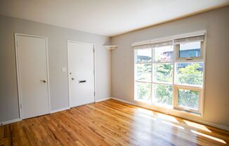 Mid-Century 2-Bdr: Cute Courtyard Building Near OHSU + Downtown!