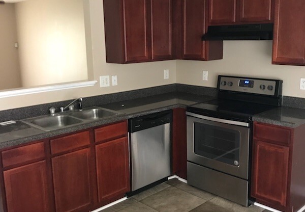 306 Lauren Dr: 2-story, 3BD, 2.5BA home with 1-car, attached garage. Conveniently located only minutes to I-85 access. Available July 2025!