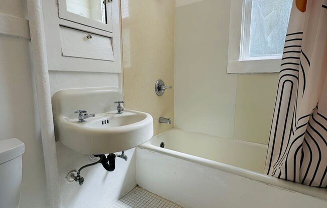 Studio, 1 bath, 350 sqft, $1,795, Unit Haste #16