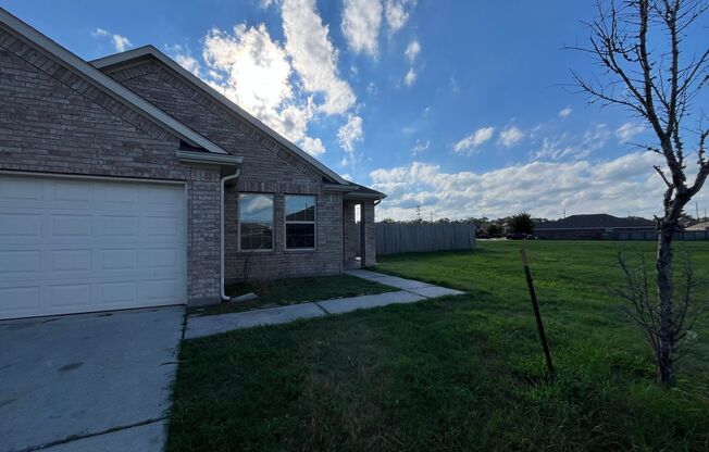 Cozy Cul-de-Sac Home in Tomball with Spacious Yard perfect for a small family!