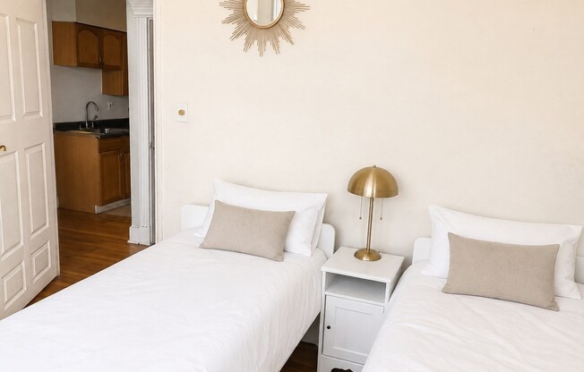 3 beds, 1 bath, 700 sqft, $2,800, Unit 2