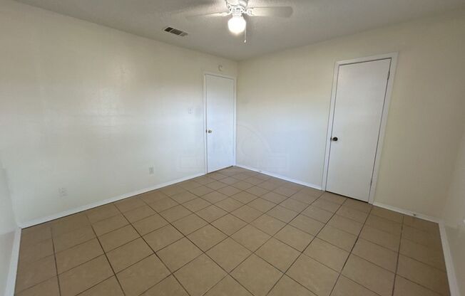 2 beds, 1 bath, $825, Unit 1906 Cedarhill Unit A