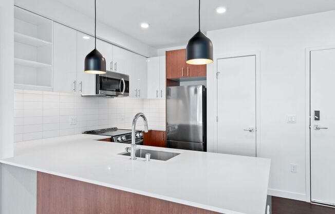 1 bed, 1 bath, 637 sqft, $2,595, Unit 323