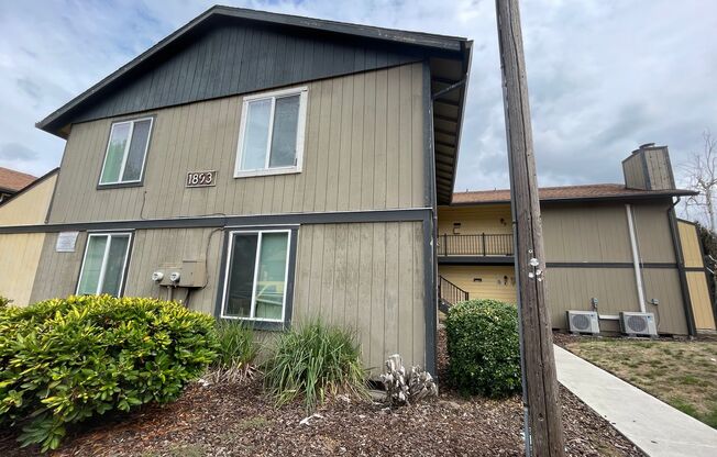 2 beds, 1 bath, 907 sqft, $1,300, Unit 1893D