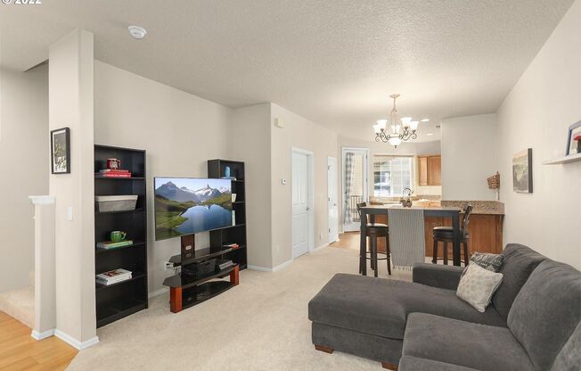 Available 2BD/2.5BATH Townhome in Desirable Fountain Court & Progress Ridge Area! **HOLIDAY SPECIAL!!