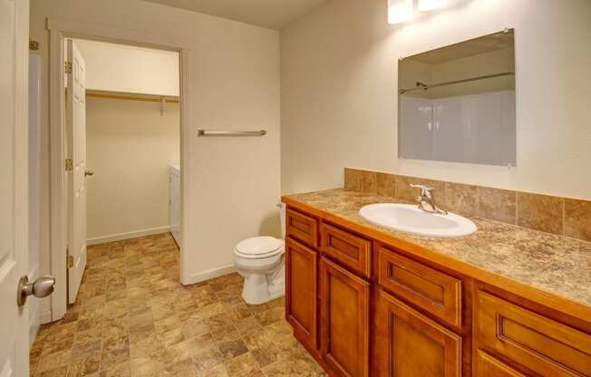 Phoenix Ridge bathroom Apartment for rent in Williston, ND