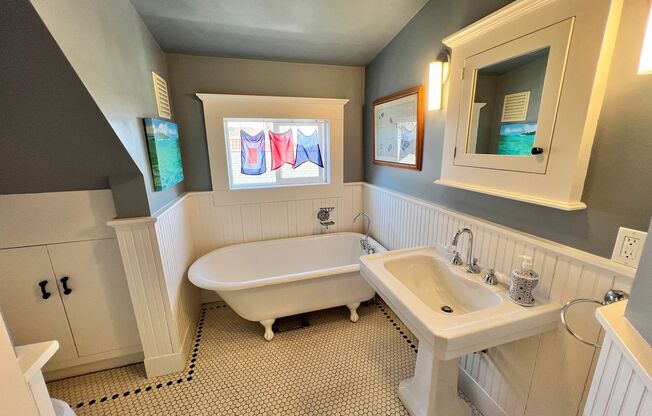 Gorgeous, Executive Living in Beautiful Maple Leaf