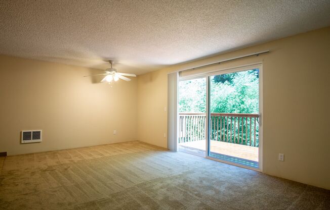 RENT SPECIAL! Great 1 Bedroom Overlooking Kelly Creek!