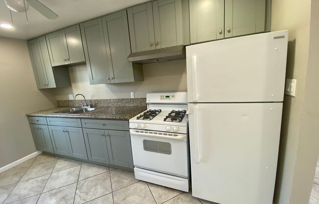 2 beds, 1 bath, 700 sqft, $1,895, Unit 3542 Unit C