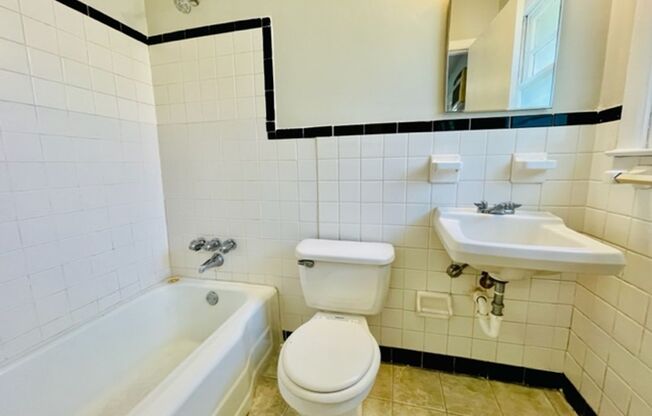 1 bed, 1 bath, $900, Unit McIver St  215-B