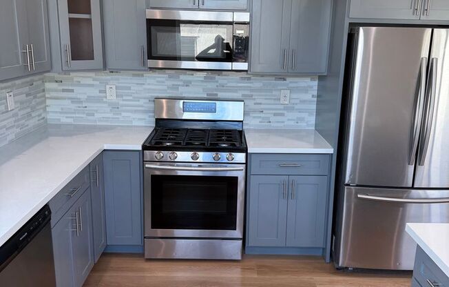 1147-1149 1/2 Tamarind Ave (RR)
