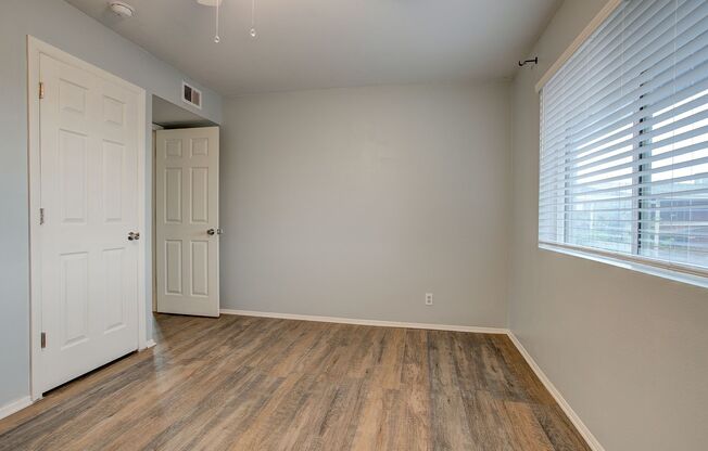 Newer Paint, Newer Flooring, POOL, close to GCU, Move in Ready for May 1st!!!