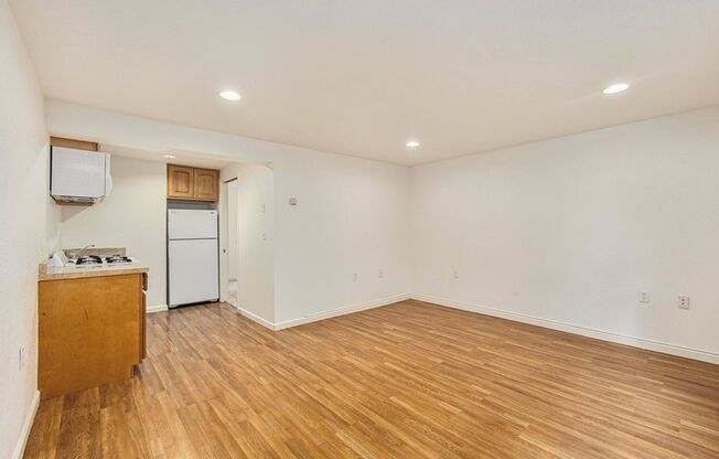 1 bed, 1 bath, $1,700, Unit 935 Central Ave #D - LU