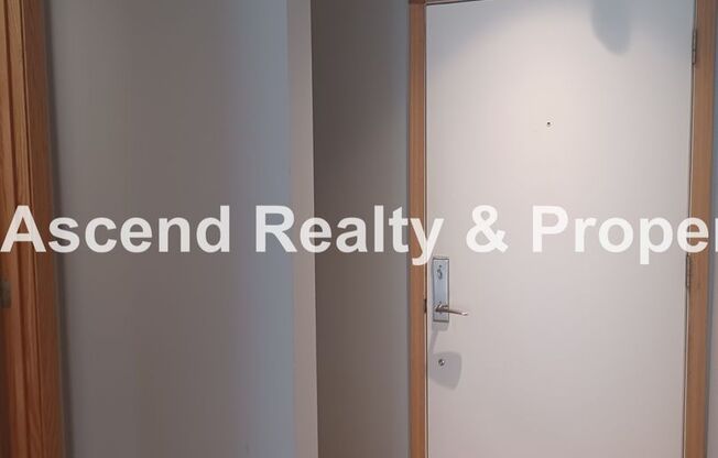 **Move In Special** $400 Off Views Galore 2 Level Condo Minutes to Downtown Incl Water/Sewer/Garbage & Parking