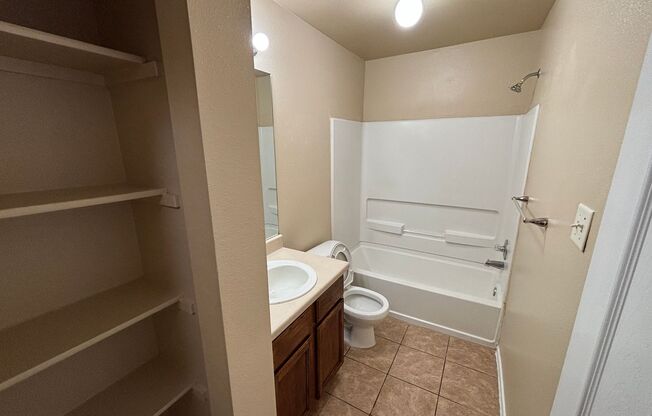 3 beds, 2.5 baths, $1,045, Unit 10718 Mathom Lndg Unit 2