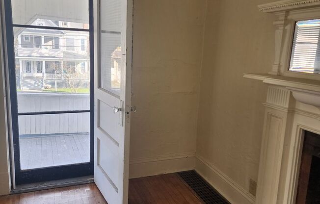 2 beds, 1 bath, $1,400, Unit 136-2 Roosevelt Avenue