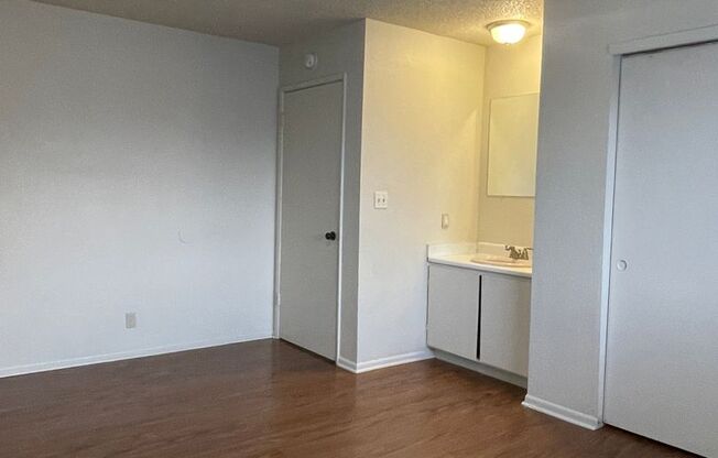 2 beds, 1 bath, 833 sqft, $1,109, Unit 10