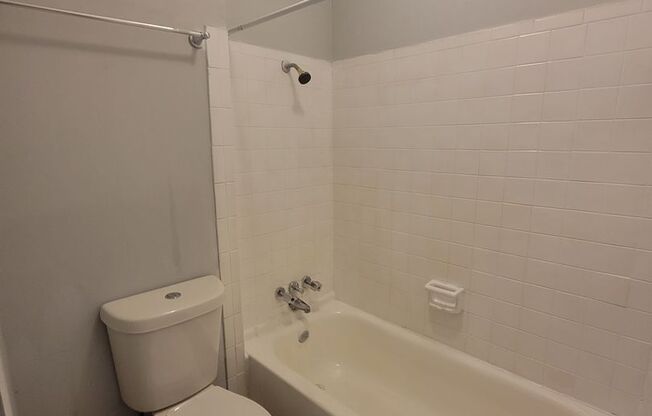 3 beds, 2 baths, 1,189 sqft, $1,200, Unit G7