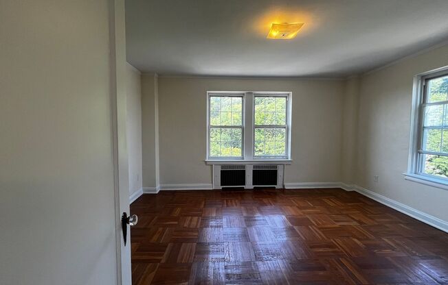 2 beds, 1 bath, 975 sqft, $2,055, Unit Royal York 802