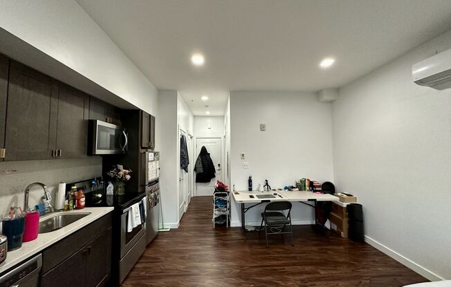 Studio, 1 bath, 403 sqft, $1,378, Unit 416
