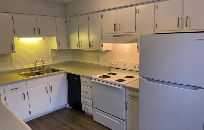 1 bed, 1 bath, 635 sqft, $1,100, Unit 1372-B