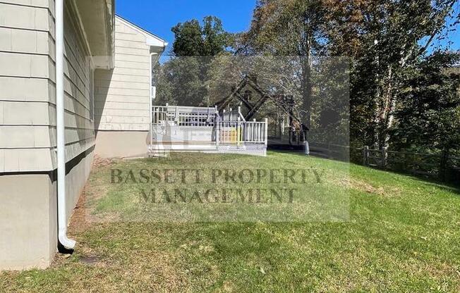 40 MACARTHUR DR