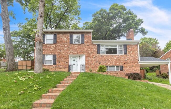 5 beds, 2 baths split-level