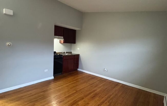 1 bed, 1 bath, 500 sqft, $990, Unit 4