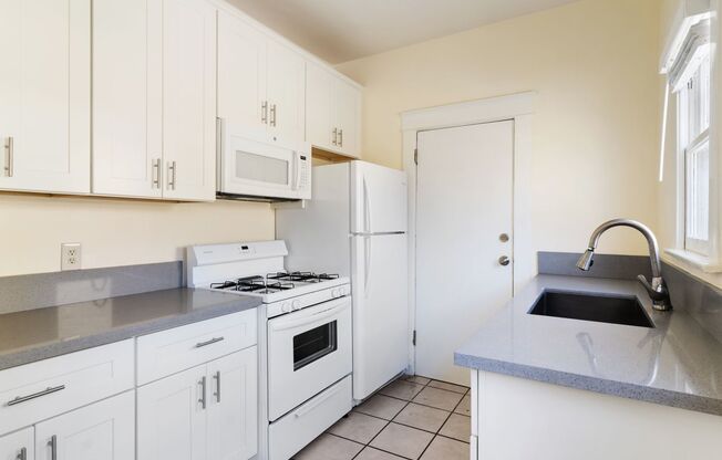 Studio, 1 bath, 320 sqft, $1,595, Unit 07